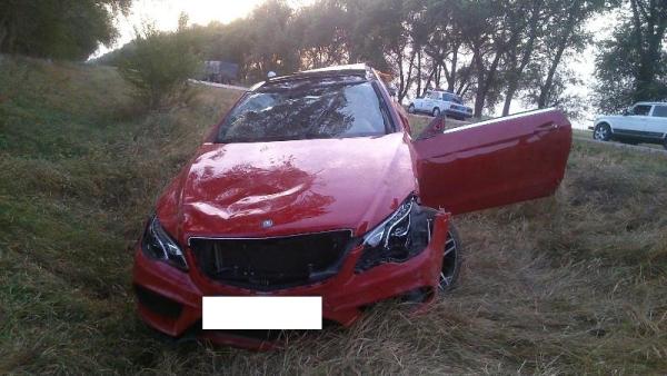 На Ставрополье перевернулась престижная иномарка, пострадала автоледи